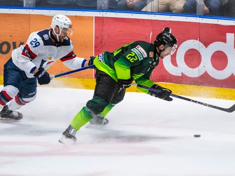 Zľava Peter Bjalončík (Slovan) a Samuel Fejes (Žilina) počas 16. kola Tipos extraligy HC Slovan Bratislava - Vlci Žilina.