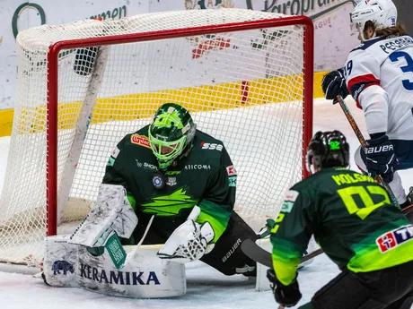 Zľava Connor Lacouvee, Jakub Kolenič (obaja Žilina) a Liam Pecararo (Slovan) počas 16. kola Tipos extraligy HC Slovan Bratislava - Vlci Žilina.