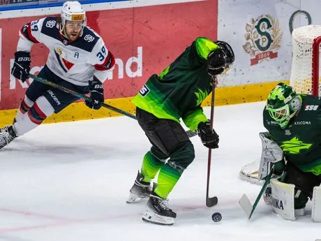 Zľava Liam Pecararo (Slovan), Kyrill Dyakov (Žilina) a brankár Connor LaCouvée (Žilina) počas 16. kola Tipos extraligy HC Slovan Bratislava - Vlci Žilina.