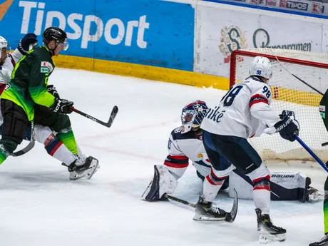 Zľava Branislav Kubka (Slovan), Kamil Walega (Žilina), brankár Denis Godla, Andrej Golian (obidvaja Slovan) a Peter Galamboš (Žilina) počas 16. kola Tipos extraligy HC Slovan Bratislava - Vlci Žilina.