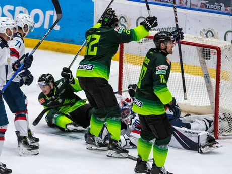 Zľava Jakub Minárik, Tomáš Dudáš (obidvaja Slovan), Kamil Walega, Hunter Fejes (obidvaja Žilina) brankár Denis Godla (Slovan) a Miroslav Mucha (Žilina) počas 16. kola Tipos extraligy HC Slovan Bratislava - Vlci Žilina.