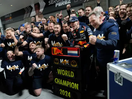 Max Verstappen počas osláv štvrtého titulu za sebou, ktorý potvrdil na Veľkej cene Las Vegas 2024.