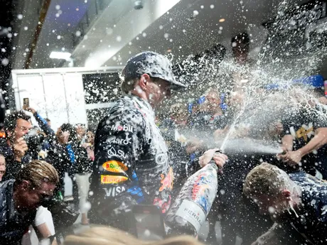 Max Verstappen počas osláv štvrtého titulu za sebou, ktorý potvrdil na Veľkej cene Las Vegas 2024.