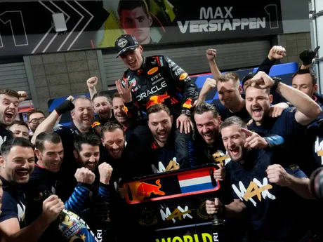 Max Verstappen počas osláv štvrtého titulu za sebou, ktorý potvrdil na Veľkej cene Las Vegas 2024.