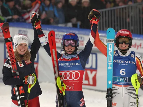 Zľava druhá Katharina Liensbergerová, víťazka Mikaela Shiffrinová a tretia Lena Dürrová.