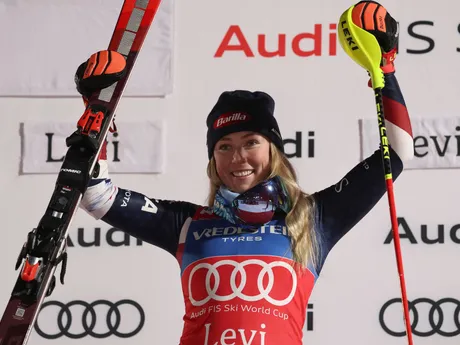 Mikaela Shiffrinová sa teší na pódiu z víťazstva v slalome vo fínskom Levi 2024.