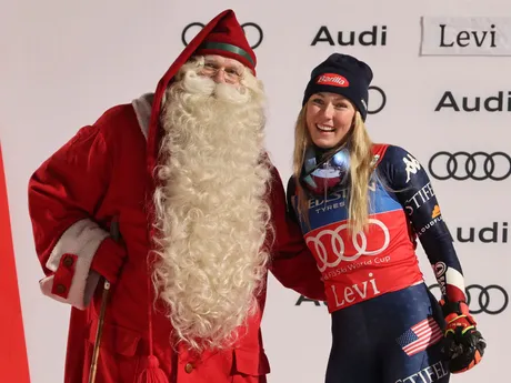 Mikaela Shiffrinová so Santa Clausom po jej ôsmom víťazstve v slalome v Levi. 