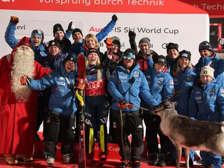 Mikaela Shiffrinová sa teší so svojim tímom z víťazstva v slalome vo fínskom Levi 2024.