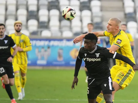 Vpravo Jakub Jakubko (Košice), druhý sprava Emmanuel Chimereucheya Uchegbu (Trenčín) počas zápasu 13. kola Niké ligy FC Košice – AS Trenčín.