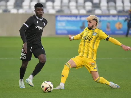 Vpravo Luis Muguel Castelo Santos (Košice), vľavo Emmanuel Chimereucheya Uchegbu (Trenčín) počas zápasu 13. kola Niké ligy FC Košice – AS Trenčín.