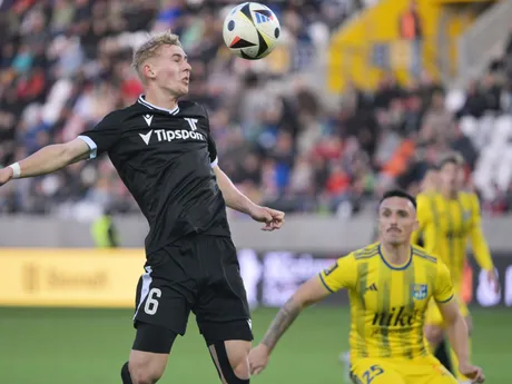 Vpravo Marek Zsigmund (Košice), vľavo Emmanuel Tadeáš Hájovský (Trenčín) počas zápasu 13. kola Niké ligy FC Košice – AS Trenčín.