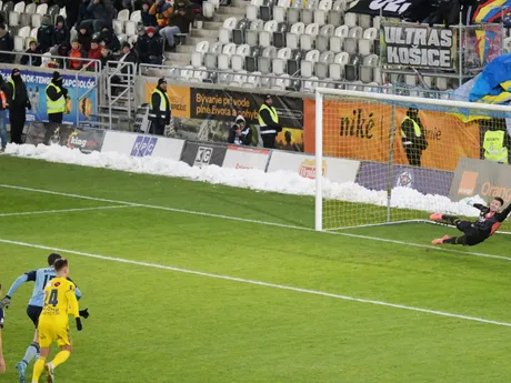 Žan Medved (vľavo) strieľa gól z penalty v zápase FC Košice - ŠK Slovan Bratislava v 15. kole Niké ligy.