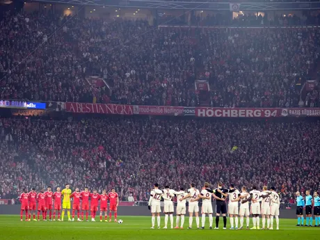 Minúta ticha za obete záplav vo Valencii pred zápasom Ligy majstrov: Bayern Mníchov - Benfica Lisabon.