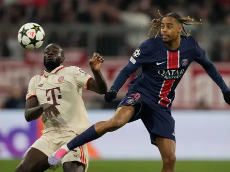 Dayot Upamecano a Bradley Barcola počas zápasu Ligy majstrov Bayern Mníchov - Paríž St. Germain. 