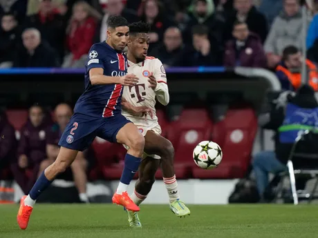 Achraf Hakimi a Kingsley Coman počas zápasu Ligy majstrov Bayern Mníchov - Paríž St. Germain. 