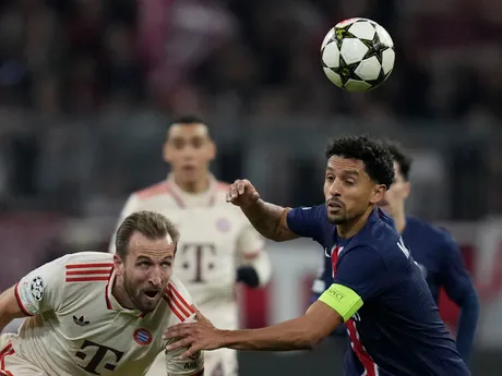 Harry Kane a Marquinhos počas zápasu Ligy majstrov Bayern Mníchov - Paríž St. Germain. 