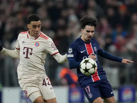 Vitinha a Jamal Musiala počas zápasu Ligy majstrov Bayern Mníchov - Paríž St. Germain. 