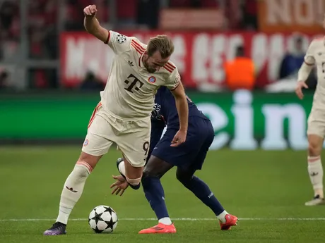 Harry Kane a Nuno Mendes počas zápasu Ligy majstrov Bayern Mníchov - Paríž St. Germain. 