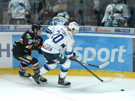 Zľava Peter Repčík (Košice) a Brett Ritchie (Nitra) bojujú o puk v zápase 19. kola hokejovej Tipos extraligy HK Nitra - HC Košice.