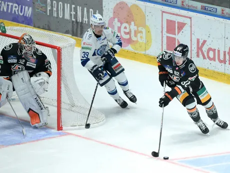 Zľava brankár Jaroslav Janus (Košice), Jakub Lacka (Nitra) a Dávid Kohút (Košice) v zápase 19. kola hokejovej Tipos extraligy HK Nitra - HC Košice.