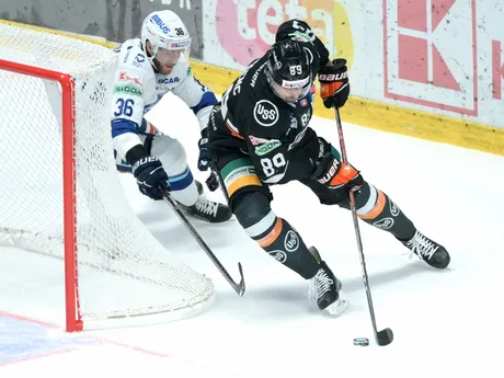 Zľava Anthony Camara (Nitra) a Jakub Ferenc (Košice) bojujú o puk v zápase 19. kola Tipos extraligy HK Nitra - HC Košice.