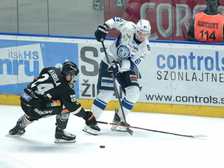 Zľava Matúš Havrila (Košice) a Karol Csányi (Nitra) bojujú o puk v zápase 19. kola Tipos extraligy HK Nitra - HC Košice.