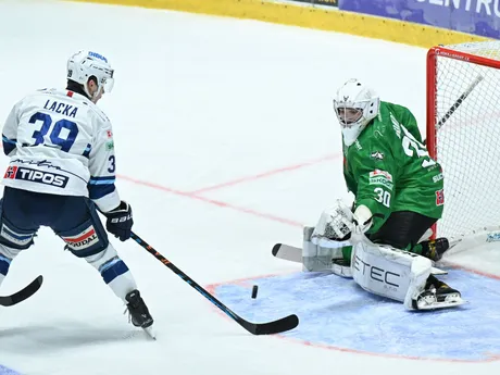 Zľava Jakub Lacka (Nitra) a brankár Jason Grande (Nové Zámky) v zápase 17. kola Tipos extraligy HK Nitra - HC Nové Zámky.