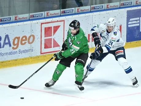 Zľava James Ritchie (Nové Zámky) a Branislav Mezei (Nitra) v zápase 17. kola Tipos extraligy HK Nitra - HC Nové Zámky.