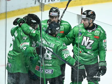 Radosť hráčov Nových Zámkov po úvodnom góle v zápase 17. kola Tipos extraligy HK Nitra - HC Nové Zámky.