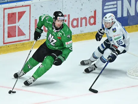 Zľava James Nicholas Ritchie (Nové Zámky) a Alex Cotton (Nitra) v zápase 17. kola Tipos extraligy HK Nitra - HC Nové Zámky.