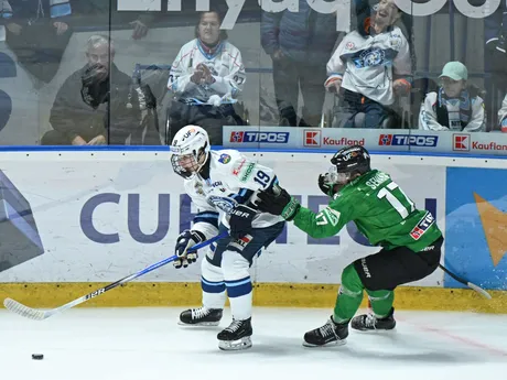 Zľava Tomáš Chrenko (Nitra) a Martin Semaňák (Nové Zámky) v zápase 17. kola Tipos extraligy HK Nitra - HC Nové Zámky.