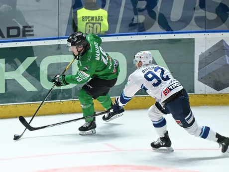 Zľava Johannes Maalahti (Nové Zámky) a Miloš Bubela (Nitra) v zápase 17. kola Tipos extraligy HK Nitra - HC Nové Zámky.