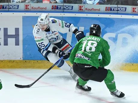 Zľava Alex Cotton (Nitra) a Johannes Maalahti (Nové Zámky) v zápase 17. kola Tipos extraligy HK Nitra - HC Nové Zámky.