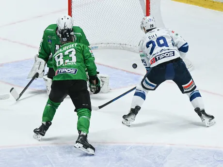 Zľava Peter Novajovský (Nové Zámky) a Sahir Gill (Nitra) v zápase 17. kola Tipos extraligy HK Nitra - HC Nové Zámky.