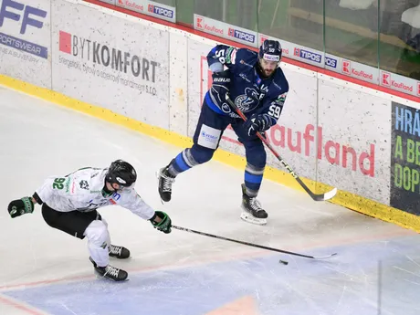 Zľava Patrick Thomas (Nové Zámky) a Oldrich Kotvan (Poprad) v 22. kole Tipos extraligy HC Nové Zámky - HK Poprad.