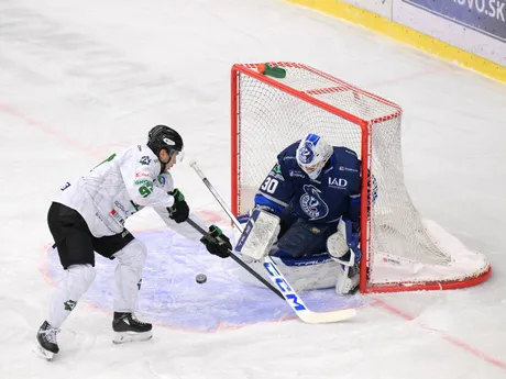 Zľava Richard Ondrušek (Nové Zámky) a Adam Vay (Poprad) v 22. kole Tipos extraligy medzi HC Nové Zámky - HK Poprad.