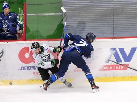 Zľava Dávid Okoličány (Nové Zámky) a Martin Sluka (Poprad) v 22. kole Tipos extraligy HC Nové Zámky - HK Poprad.