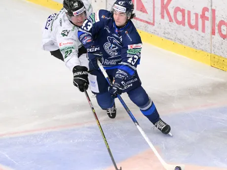 Zľava James Ritchie (Nové Zámky) a Alex Čajkovič (Poprad) v 22. kole Tipos extraligy HC Nové Zámky - HK Poprad.