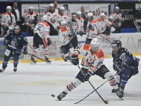 Benjamin Johnson (Michalovce) a Adam Cracknell (Poprad) v zápase 18. kola hokejovej Tipos extraligy.