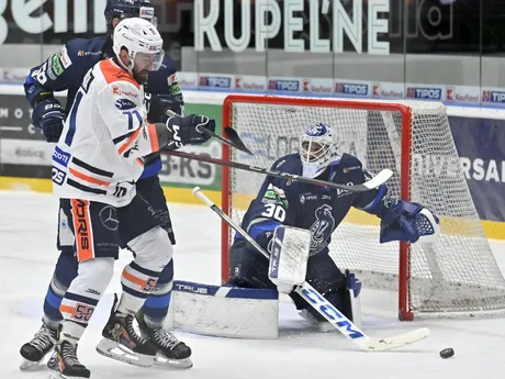 Patrik Svitana (Michalovce), Alex Kotvan a brankár Adam Vay (obaja Poprad) v zápase 18. kola hokejovej Tipos extraligy.