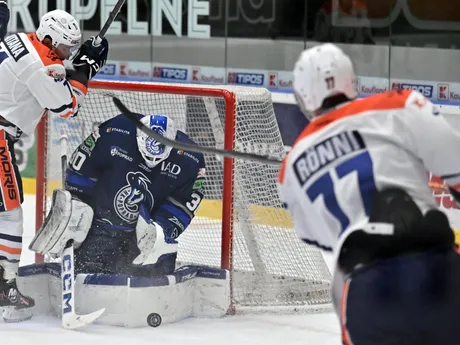 Patrik Svitana a vpravoTopi Rönni (obaja Michalovce), uprostred brankár Adam Vay (Poprad) v zápase 18. kola hokejovej Tipos extraligy.