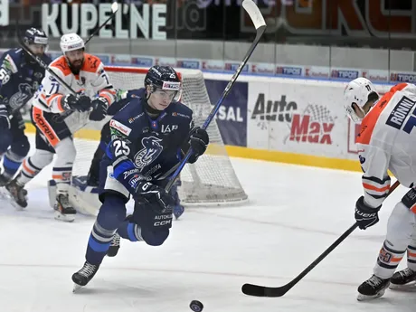 Markus Suchý (Poprad) a Topi Rönni (Michalovce) v zápase 18. kola hokejovej Tipos extraligy.