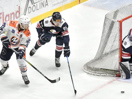 Benjamin Johnson (Michalovce), Jonáš Petrek a brankár Denis Godla (obaja Slovan) v 24. kole hokejovej Tipos extraligy.