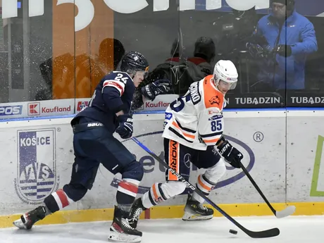 Pavol Štetka (Slovan) a Ján Marcinko (Michalovce) v 24.kole hokejovej Tipos extraligy HK Dukla Ingema Michalovce - HC Slovan Bratislava.