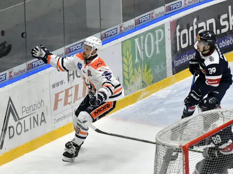 Zľava Benjamin Johnson (Michalovce), Liam Pecararo a Austin Ortega (obaja Slovan) v 24. kole Tipos extraligy HK Dukla Ingema Michalovce - HC Slovan Bratislava.