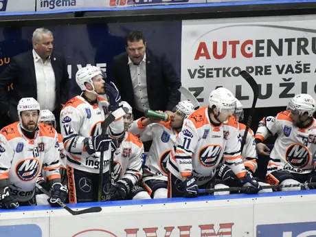 Vpravo hore na striedačke tréner Michaloviec Tomek Valtonen, vľavo jeho asistent Daniel Sedlák v 24. kole Tipos extraligy HK Dukla Ingema Michalovce - HC Slovan Bratislava.