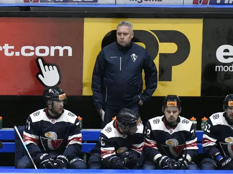 Hore na striedačke tréner HC Slovan Bratislava Peter Oremus v 24. kole Tipos extraligy HK Dukla Ingema Michalovce - HC Slovan Bratislava.