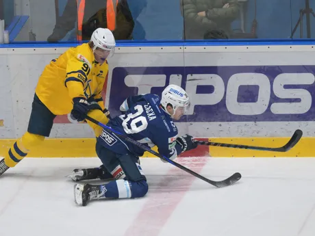 Róbert Džugan (Spišská Nová Ves), vpravo Jakub Lacka (Nitra) počas zápasu 18. kola hokejovej Tipos extraligy.