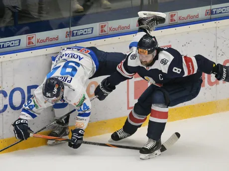 Vľavo Matúš Paločko (Poprad), vpravo Michal Sersen (Bratislava) počas zápasu 17. kola Tipos extraligy HK Poprad - HC Slovan Bratislava.