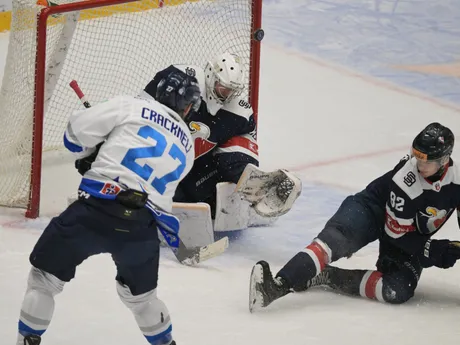 Vľavo Adam Cracknell (Poprad), uprostred brankár Patrik Andrisík (Bratislava) počas zápasu 17. kola Tipos extraligy HK Poprad - HC Slovan Bratislava.